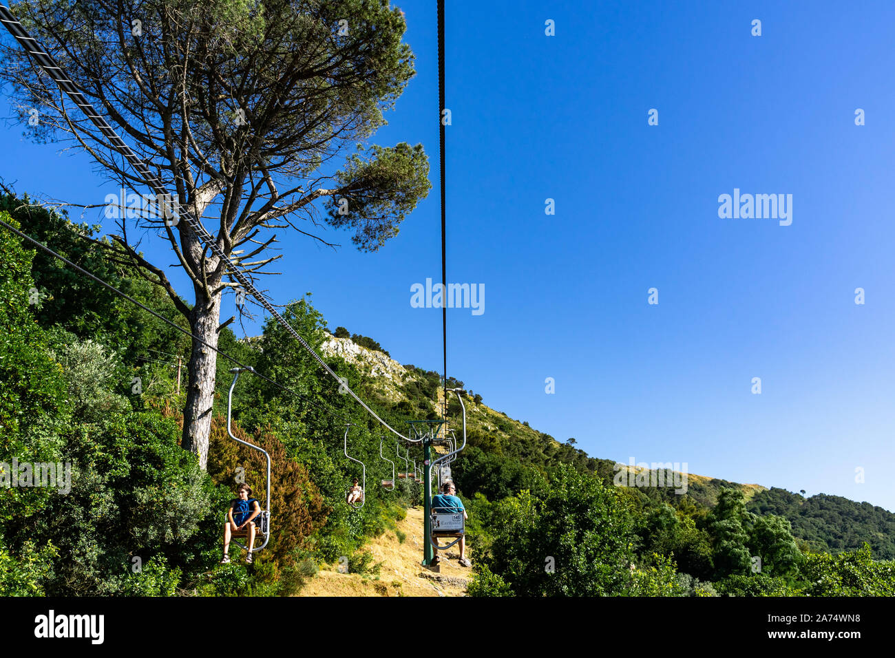 Sessellift rinding bis zum Monte Solaro, eine beliebte Touristenattraktion von Capri. Anacapri, Kampanien, Italien, Juni 2019 Stockfoto