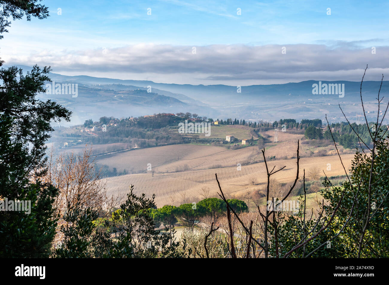 Todi in Umbrien, Italien. Panorama von der Hügel, auf dem sich die mittelalterliche Stadt erhebt, aus dem Tal der mittleren Verlauf des Tiber. Stockfoto