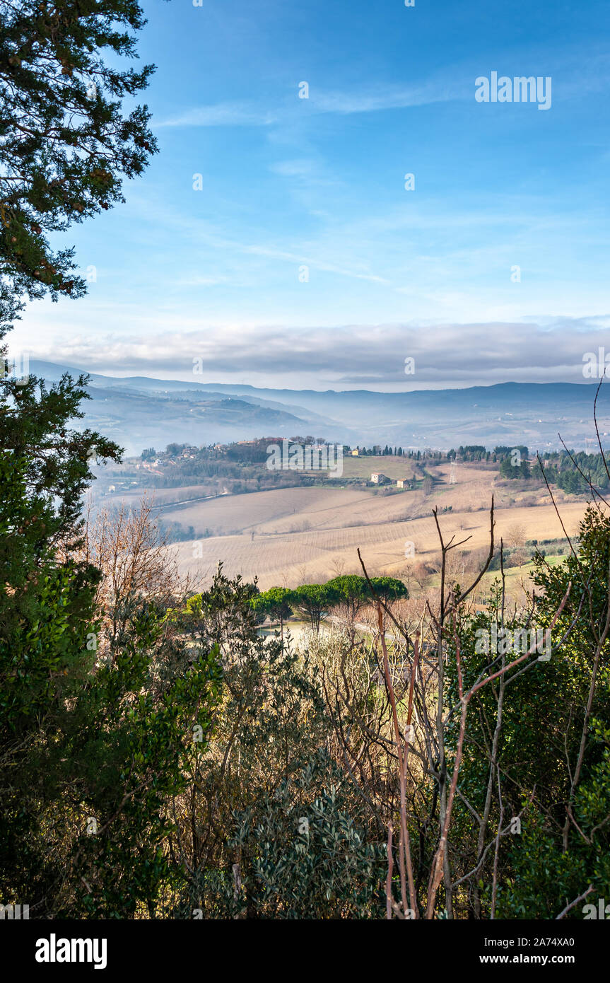 Todi in Umbrien, Italien. Panorama von der Hügel, auf dem sich die mittelalterliche Stadt erhebt, aus dem Tal der mittleren Verlauf des Tiber. Stockfoto