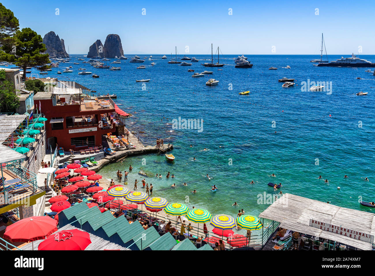 Blick auf Marina Piccola, einen schönen Strand Strand mit Blick auf die Faraglioni. Capri, Kampanien, Italien, Juni 2019 Stockfoto