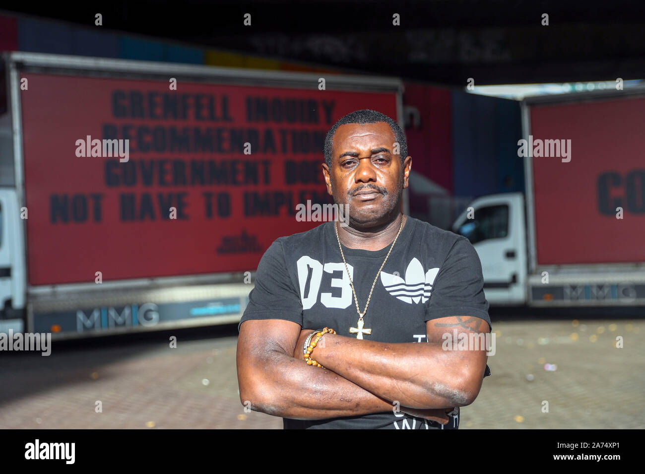 Simon Powell, der Freunde in den Brand an den Grenfell Turm im Westen von London am Tag verloren das erste Bericht der öffentlichen Untersuchung das Feuer, das 72 Menschenleben gefordert wird veröffentlicht. Stockfoto