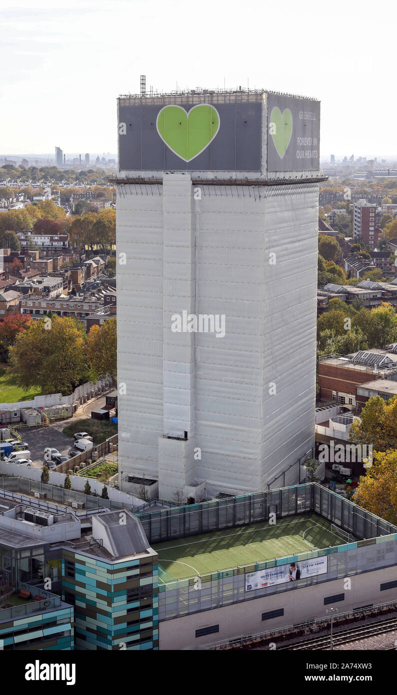 Die Grenfell Turm im Westen Londons mit dem Tag, an dem der erste Bericht von der öffentlichen Untersuchung das Feuer, das 72 Menschenleben gefordert wird veröffentlicht. Stockfoto