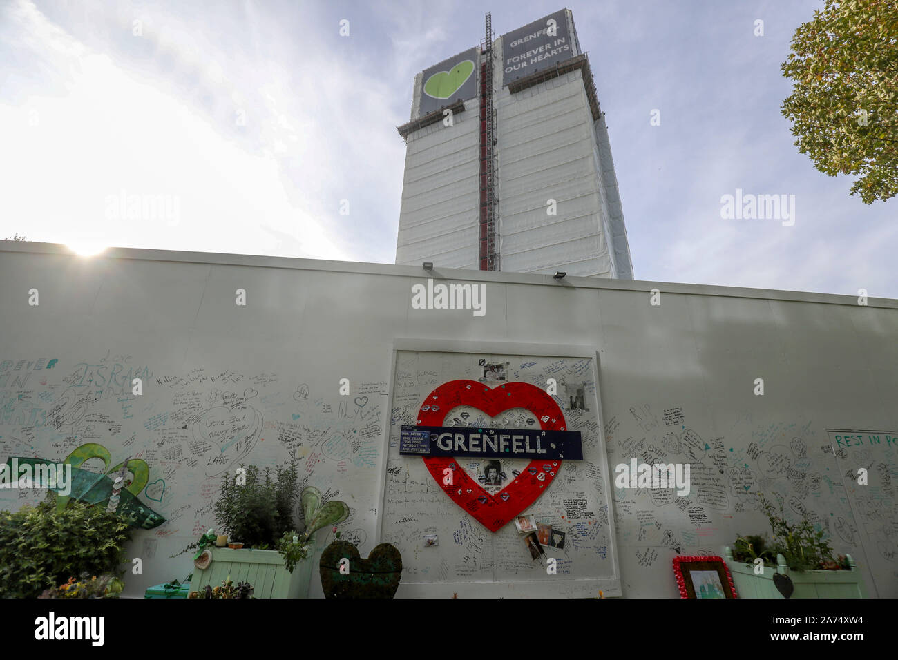 Die Grenfell Turm im Westen Londons mit dem Tag, an dem der erste Bericht von der öffentlichen Untersuchung das Feuer, das 72 Menschenleben gefordert wird veröffentlicht. Stockfoto