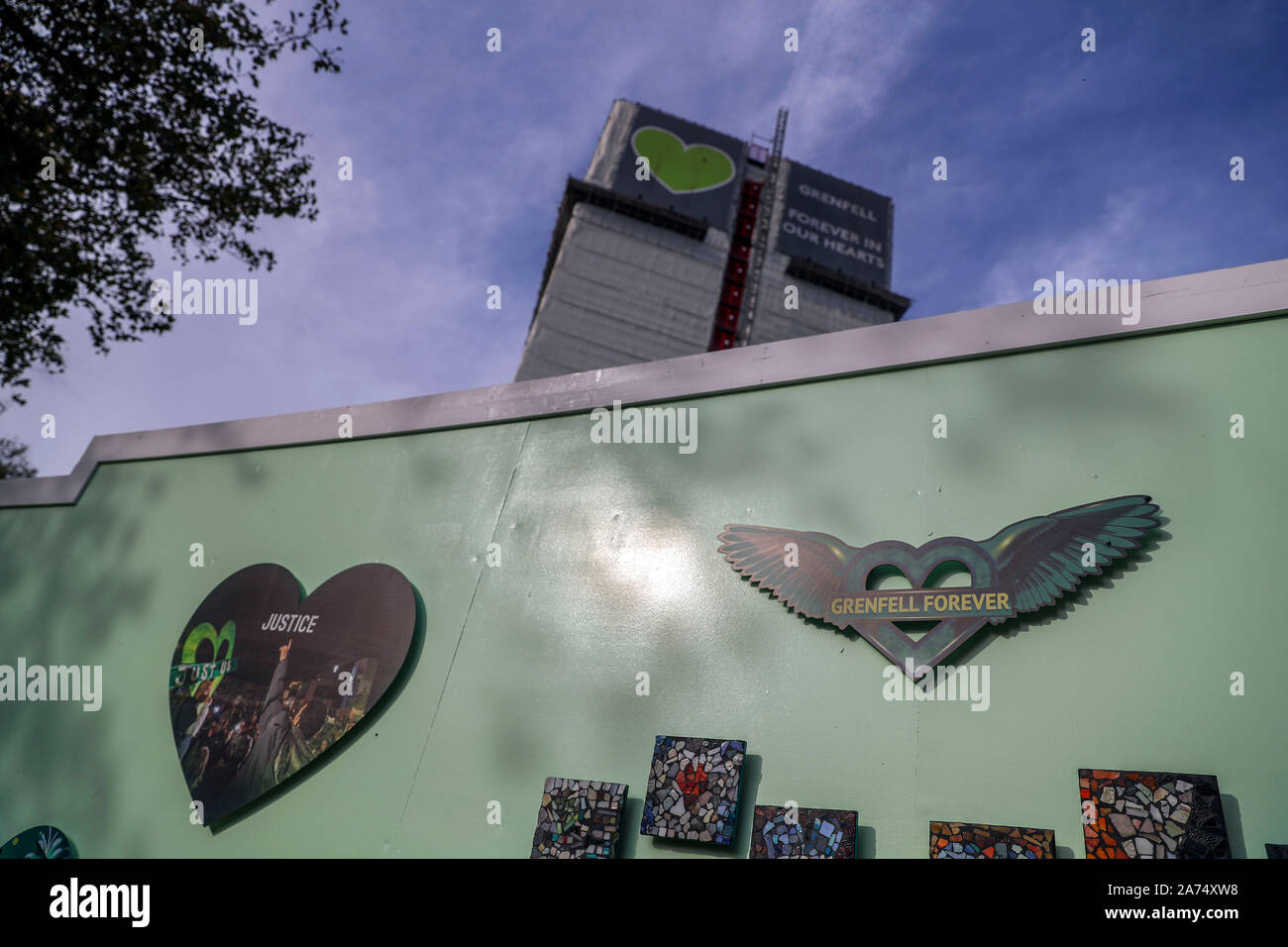 Die Grenfell Turm im Westen Londons mit dem Tag, an dem der erste Bericht von der öffentlichen Untersuchung das Feuer, das 72 Menschenleben gefordert wird veröffentlicht. Stockfoto
