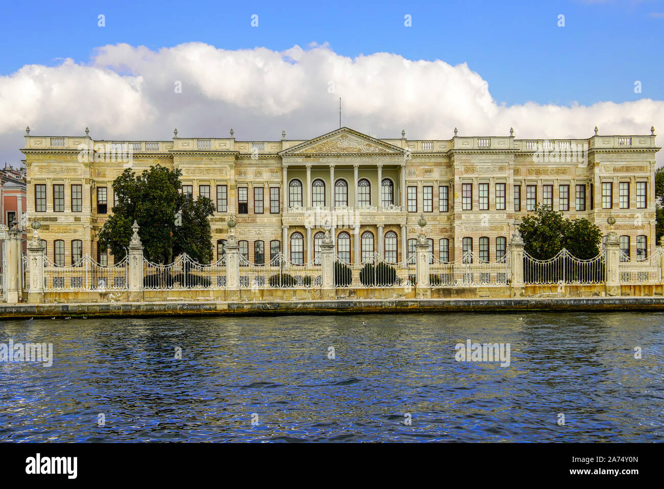 Vorderansicht des Ciragan Palace vom Bosporus, Istanbul, Türkei gesehen. Stockfoto