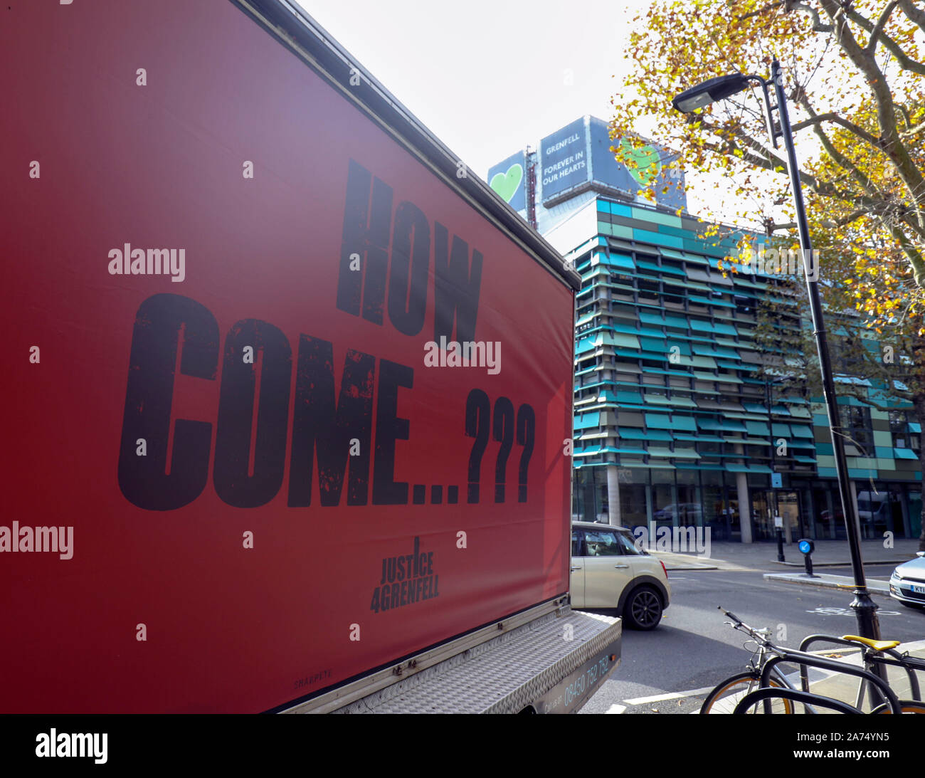 Drei Anzeigentafeln durch Kampagne Gruppe Recht 4 Grenfell Fahrt zu und von Grenfell Turm im Westen Londons mit dem Tag, an dem der erste Bericht von der öffentlichen Untersuchung das Feuer, das 72 Menschenleben gefordert wird veröffentlicht. Stockfoto