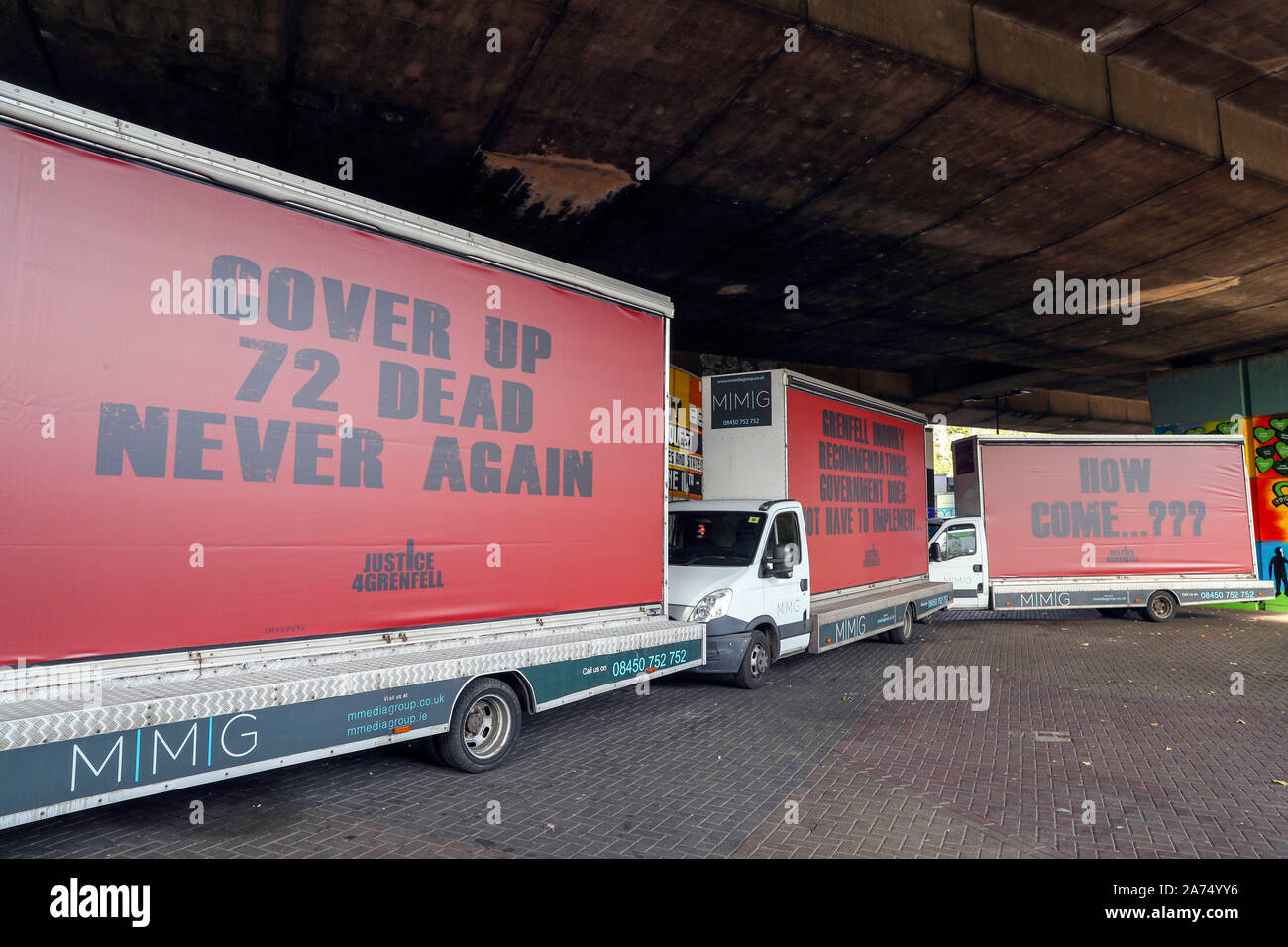 Drei Anzeigentafeln durch Kampagne Gruppe Recht 4 Grenfell Fahrt zu und von Grenfell Turm im Westen Londons mit dem Tag, an dem der erste Bericht von der öffentlichen Untersuchung das Feuer, das 72 Menschenleben gefordert wird veröffentlicht. Stockfoto