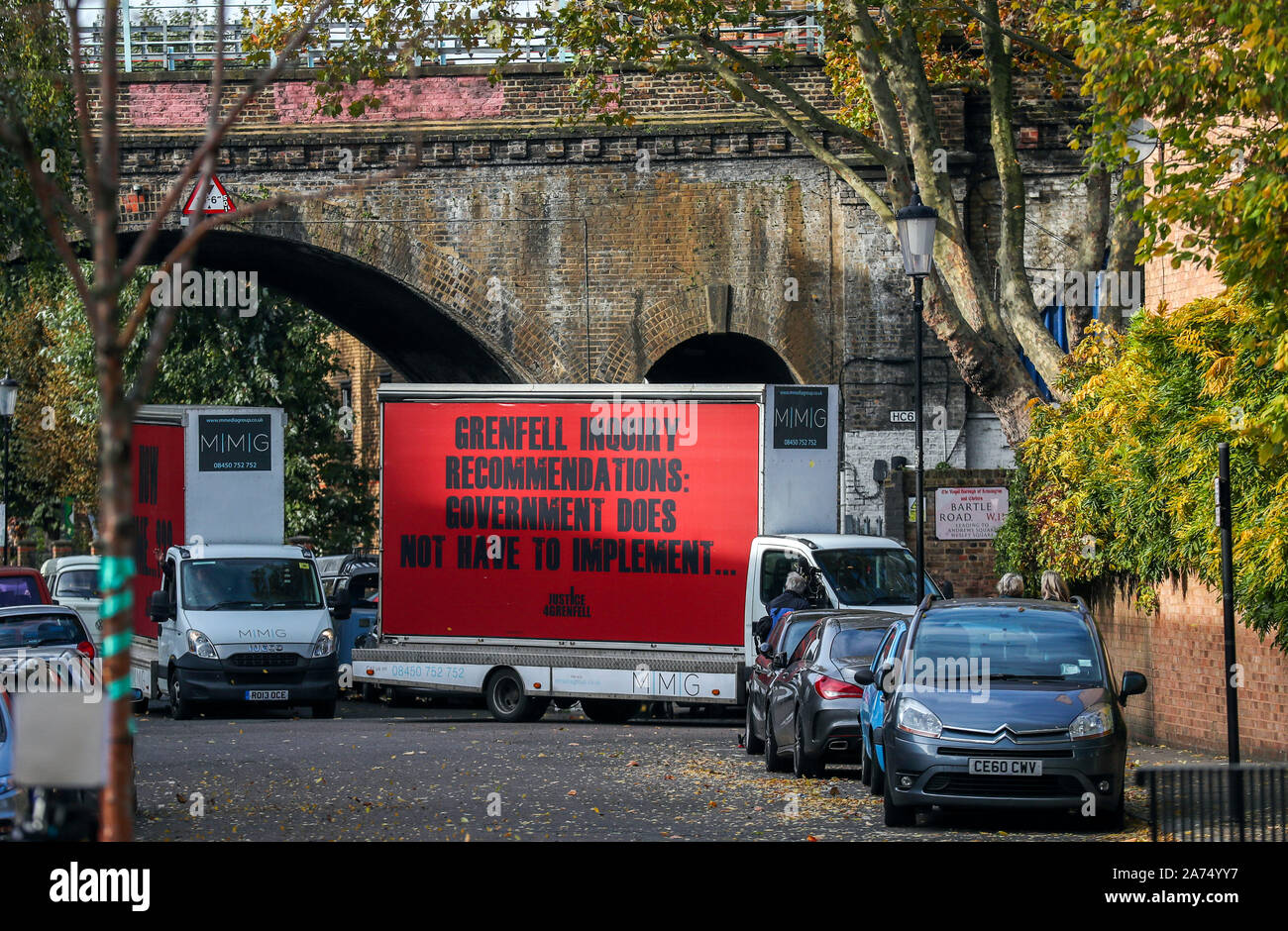 Drei Anzeigentafeln durch Kampagne Gruppe Recht 4 Grenfell Fahrt zu und von Grenfell Turm im Westen Londons mit dem Tag, an dem der erste Bericht von der öffentlichen Untersuchung das Feuer, das 72 Menschenleben gefordert wird veröffentlicht. Stockfoto