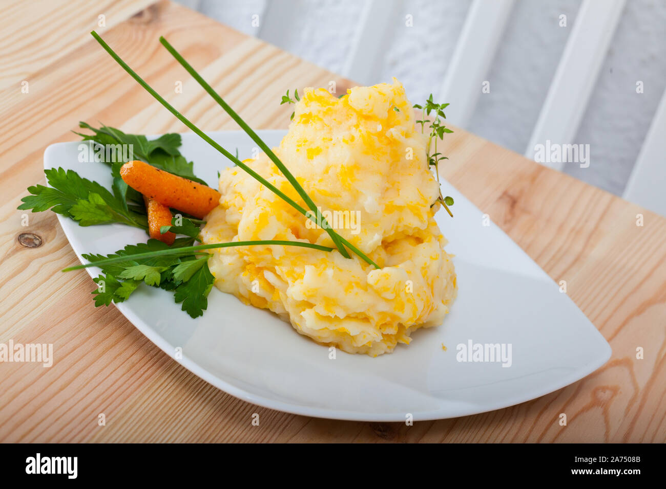 Schottische Küche. Kombinierte Brei der Schwede Rüben und Kartoffeln (Clapshot) serviert mit Karotten und Grünen Stockfoto