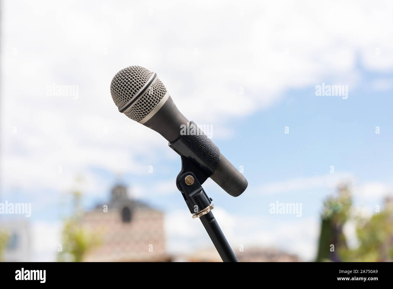 Mic ist auf der Bühne für das Konzert im freien Fall. Closeup Mikrofon für Broadcast Karaoke oder auf der Bühne im Freien. Stockfoto