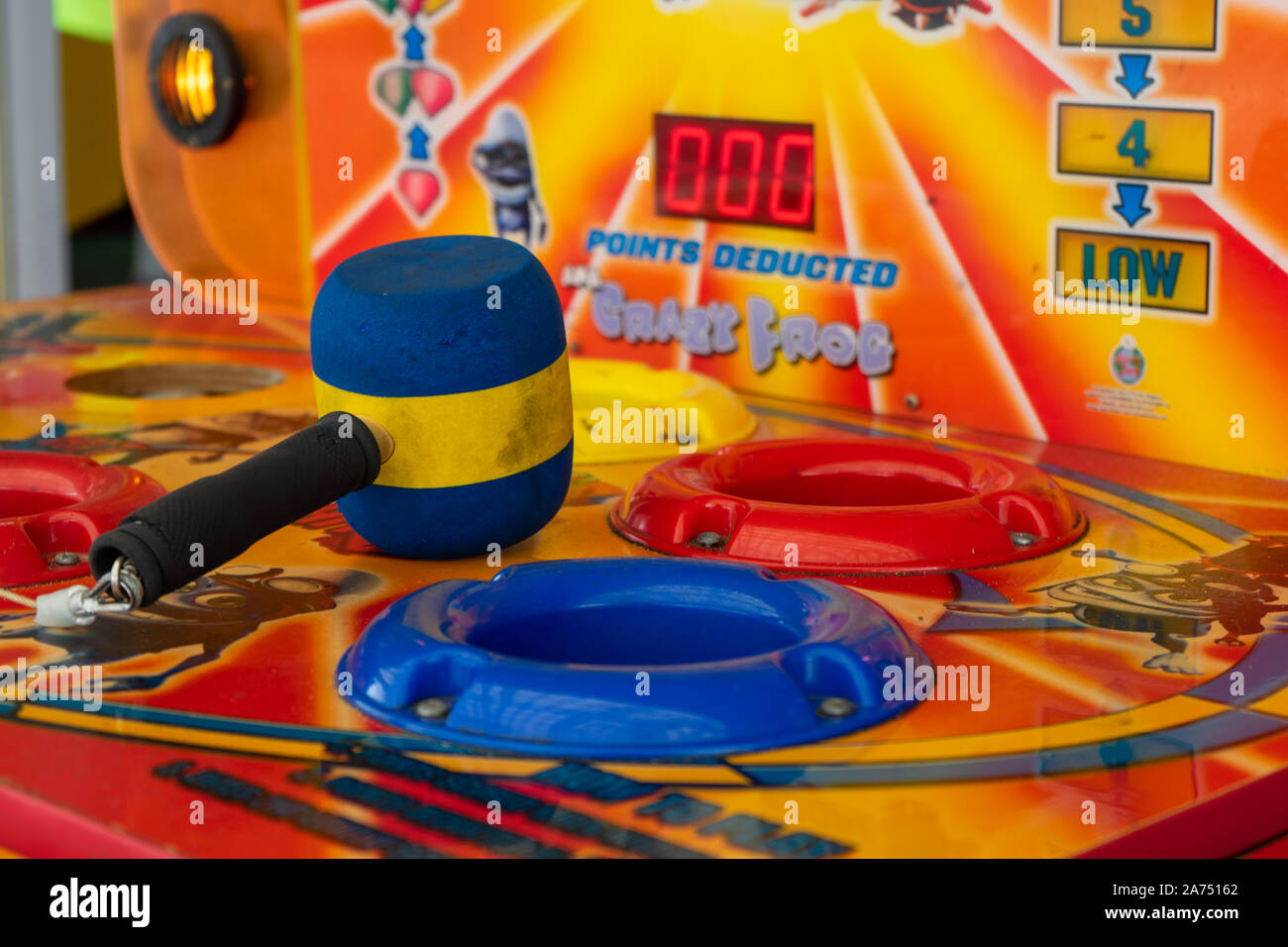 Ein whack a mole Hammer auf ein Spiel auf der Kirmes Stockfoto