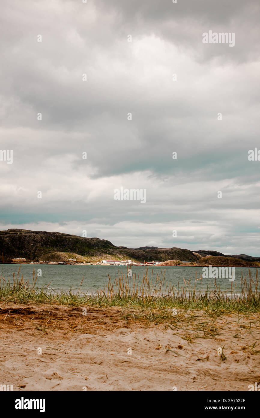 TERIBERKA, Russland 07 AUGUST 2018: schöner Sommertag Landschaft nördlich der Halbinsel Kola natürliche backgrounf anzeigen. Barentssee. Norden Konzept Stockfoto