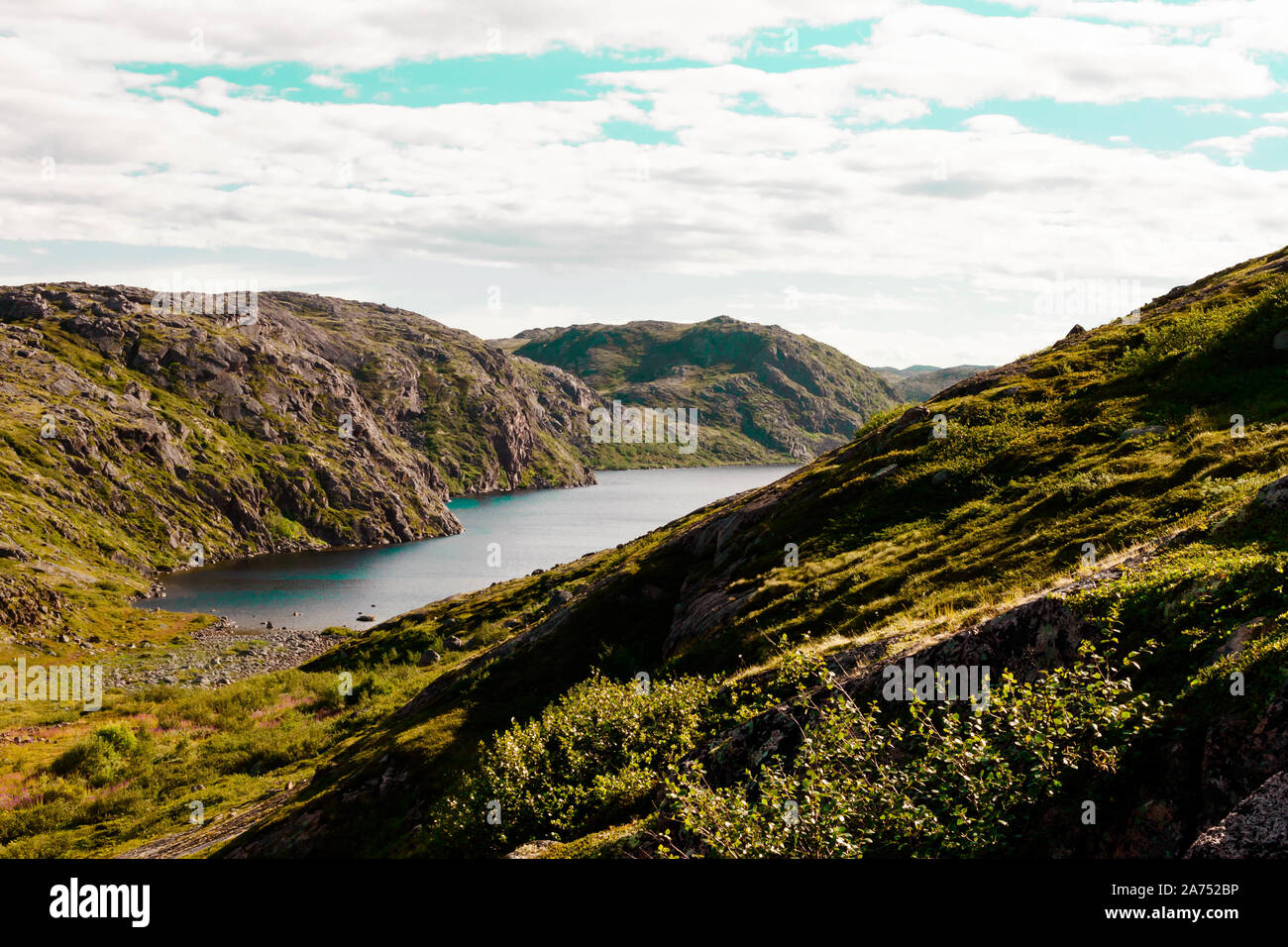 Schönen Sommertag Landschaft aufgegeben artnature Küstenschutz Norden Teriberka, Barentssee anzeigen Stockfoto