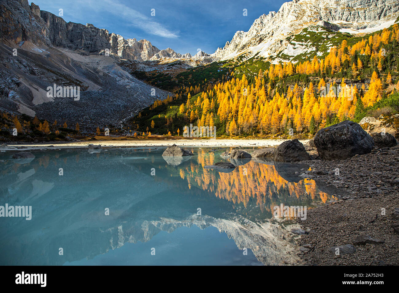 Türkis Sorapis See in der Nähe von Cortina d'Ampezzo, Dolomiten und Wald - sorapis Stromkreis, Dolomiten, Italien, Europa, Herbst Bild. Stockfoto