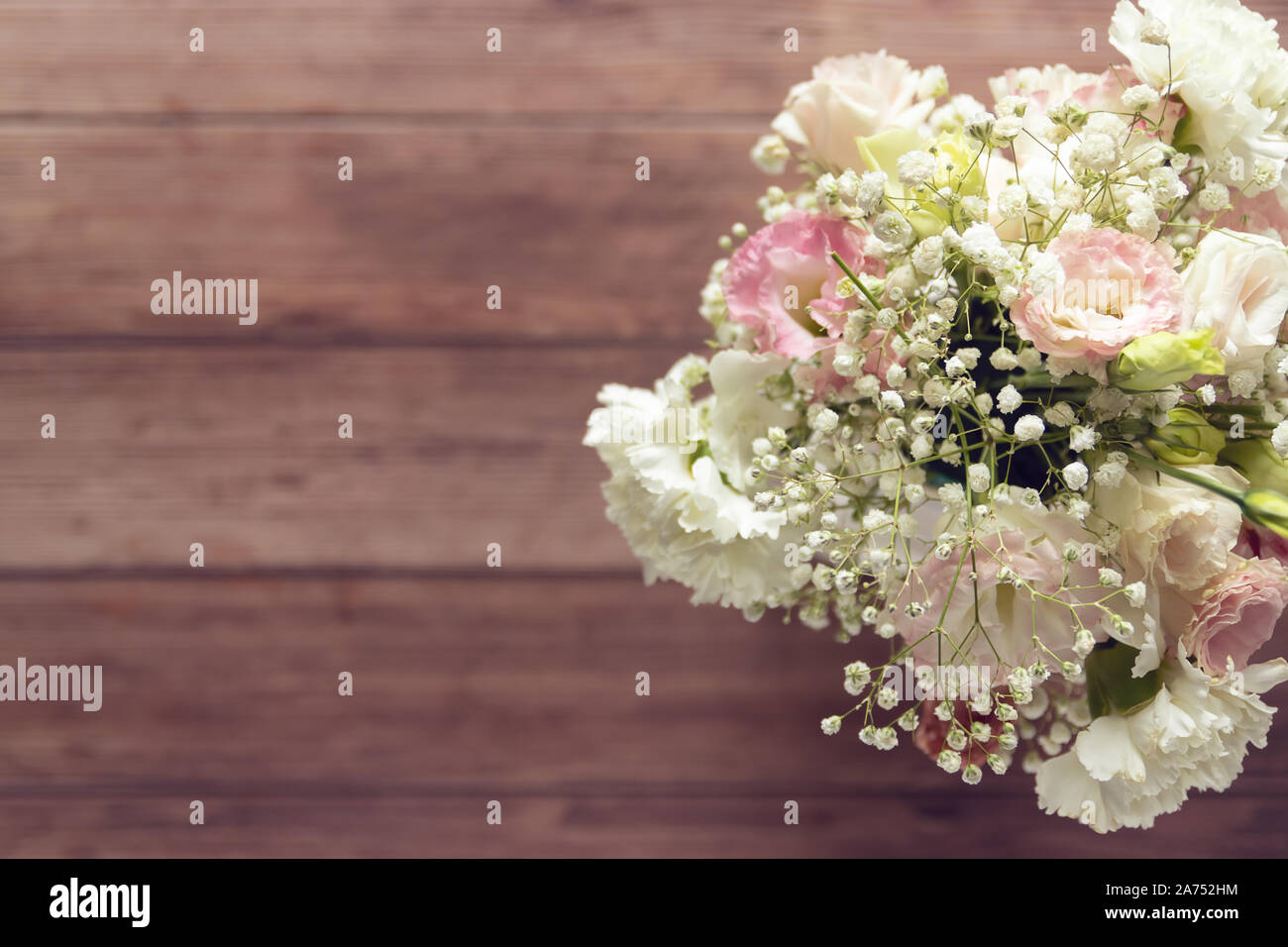 Blick von oben auf die wunderschönen, romantischen Blumenstrauß frischen Frühling Blumen auf hölzernen Tisch Hintergrund mit Kopie Raum Stockfoto