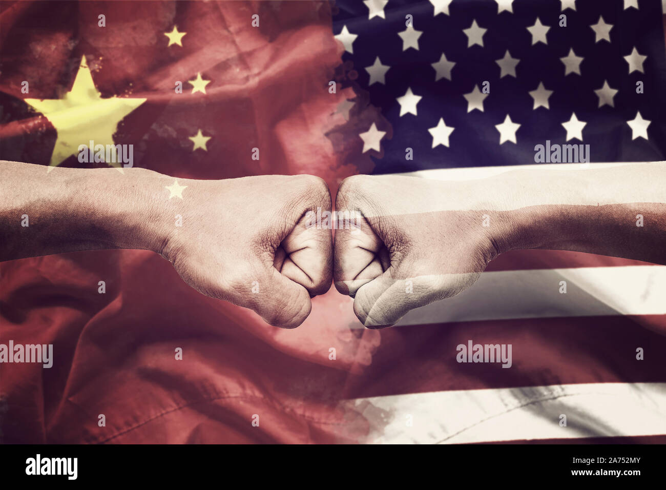 Handelskrieg zwischen den USA und China Konzept. Zwei geballte Fäuste punch auf USA und China Flagge Hintergrund Stockfoto