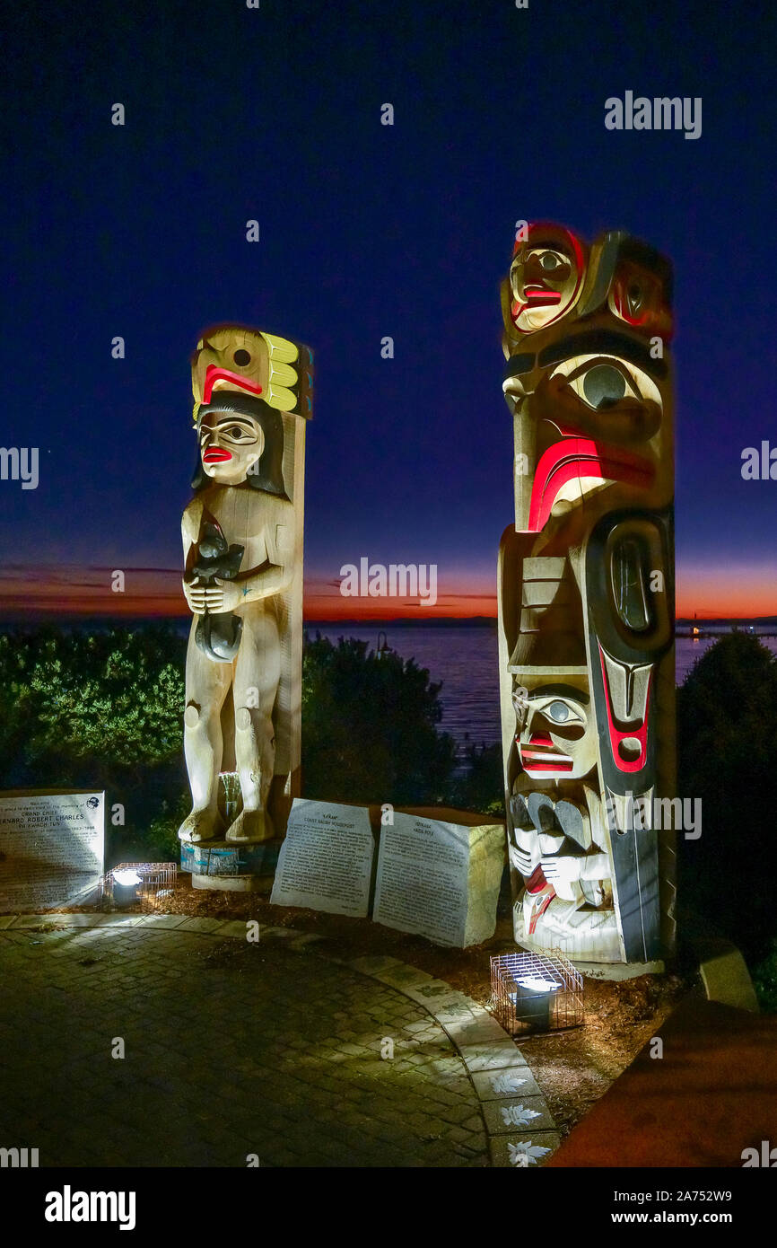 Coast Salish Housepost von Susan und Haida Totem Pole von Robert Davidson, Ufermauer, White Rock, British Columbia, Kanada Stockfoto