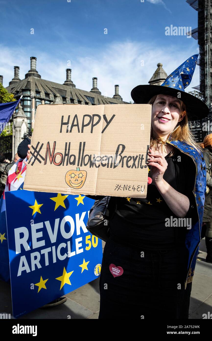 London, Großbritannien. 30 Okt, 2019. Anti Brexit Demonstranten vor Häusern, Westminster, Großbritannien, 30. Oktober 2019 Pro EU-demonstartors mit Halloween Plakate gegen britische Premierminister Boris Johnson und der bevorstehenden Wahlen in Großbritannien. Credit: Clickpics/Alamy leben Nachrichten Stockfoto