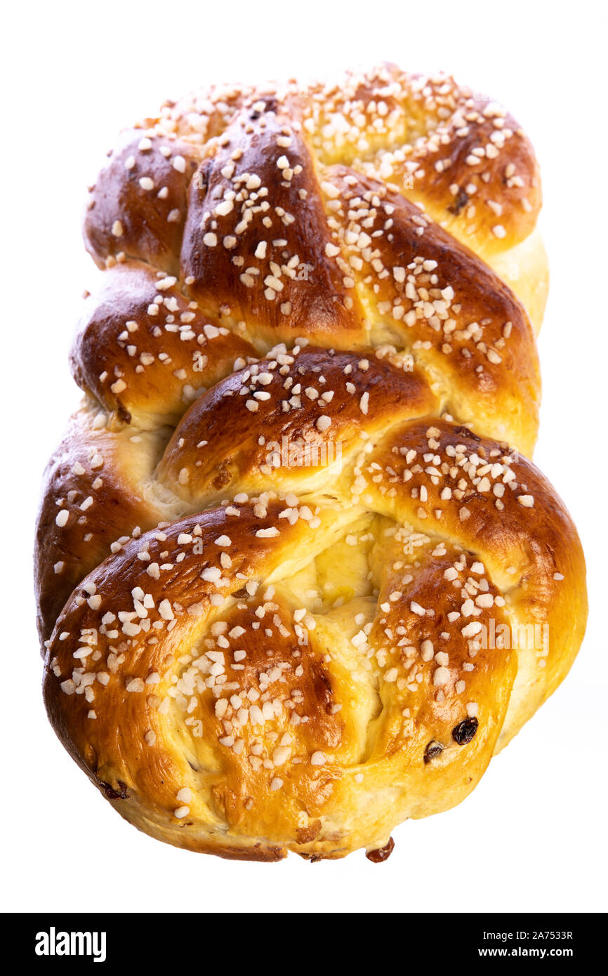 Typische traditionelle Österreich: ganze Allerheiligen Striezel mit grobem Zucker auf weißem Hintergrund Stockfoto