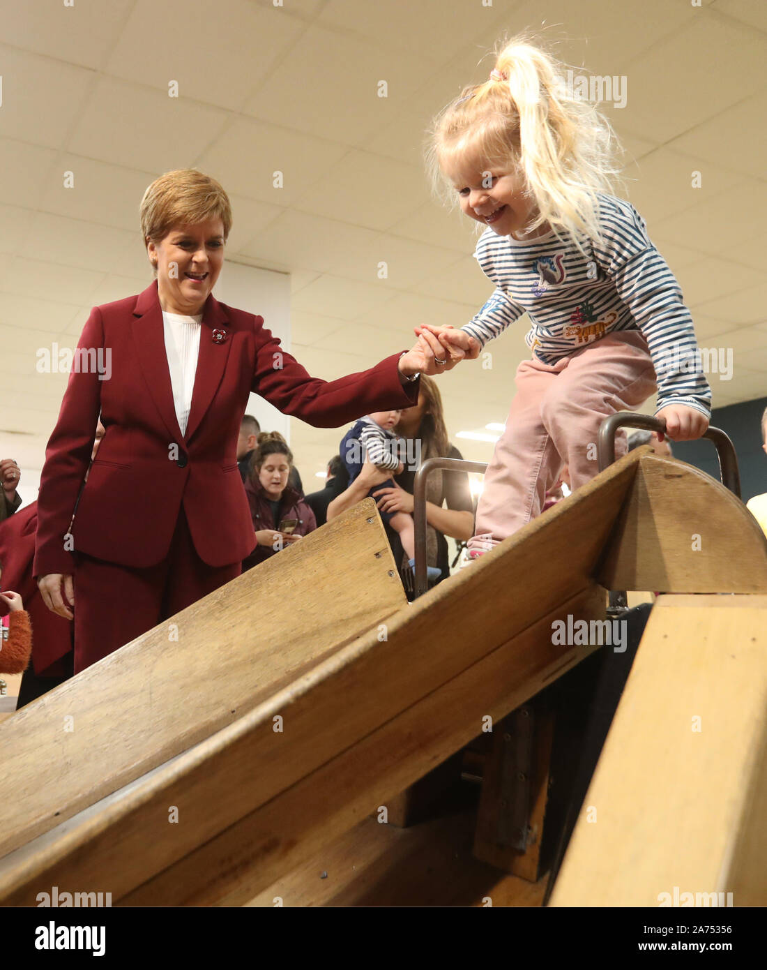 SNP-Chef Nicola Sturgeon, besucht die in Stirling Store und Kreative Hub, während die allgemeine Wahl Kampagne Spur in der Stadt. Stockfoto