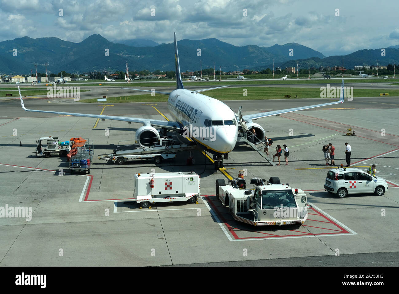 Ein Flugzeug mit Ryanair Fluggäste und Gepäck verladen werden. Stockfoto