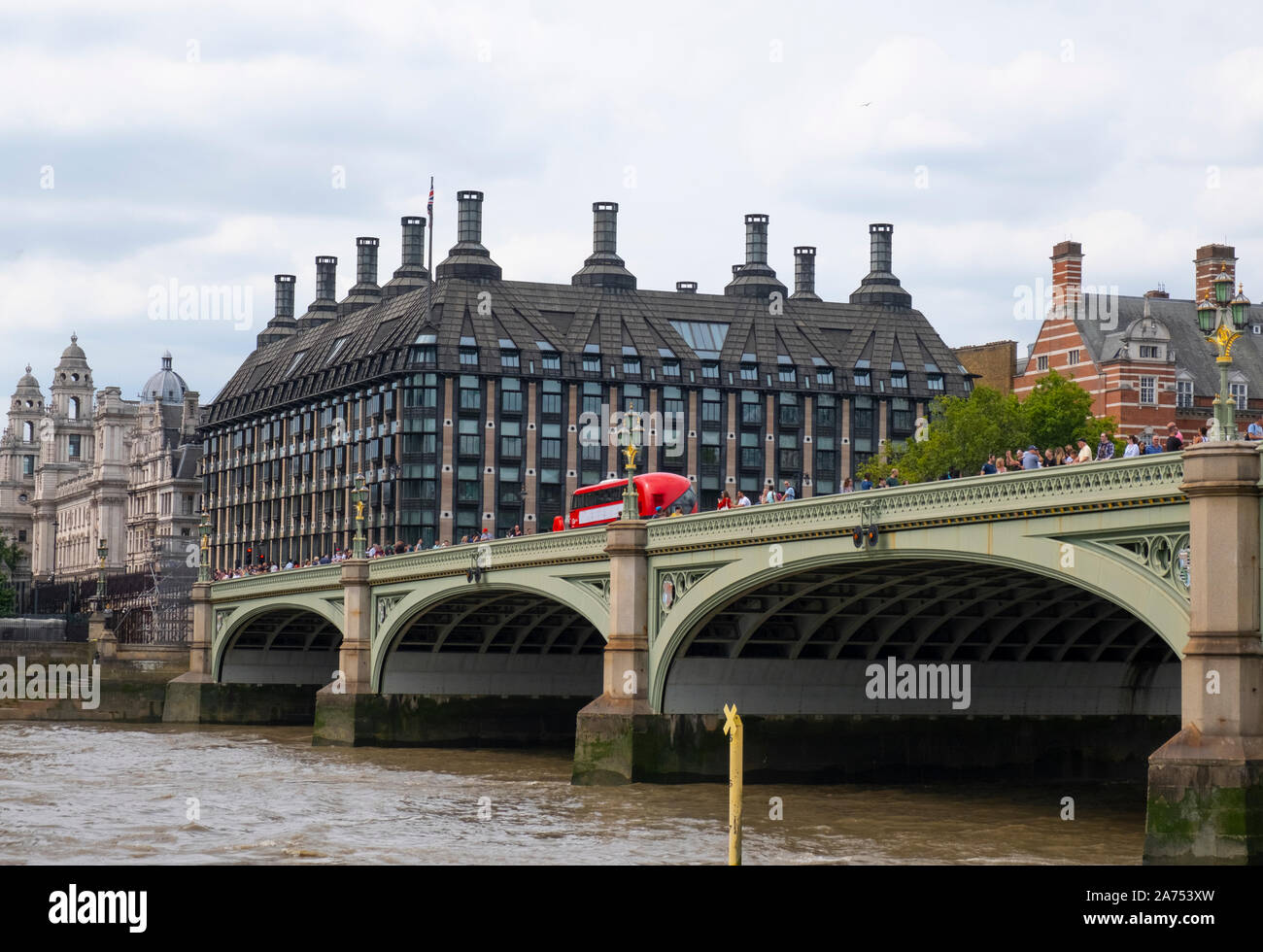 Die Westminster Bridge und Portcullis House, London Stockfoto