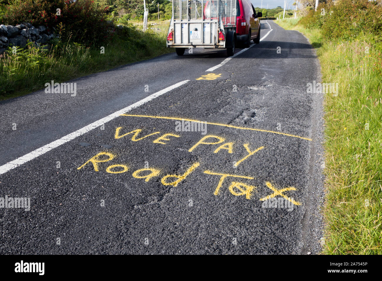 Protest zeichen Spray auf die Straße gemalt in Irland beschweren sich über die schlechte Instandhaltung der Straßen. Wir zahlen Straße Steuer Stockfoto