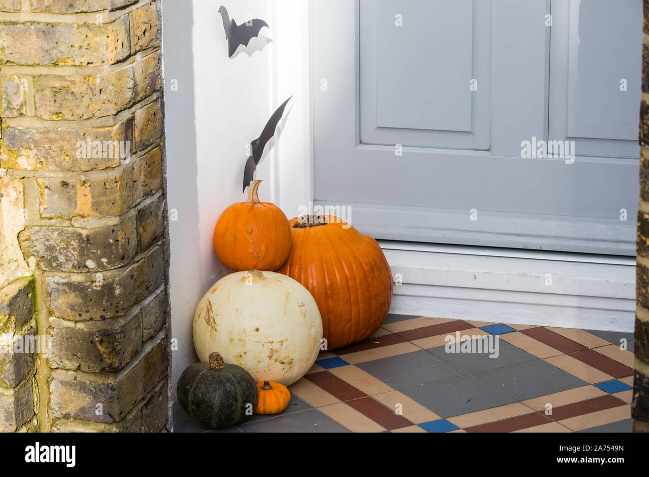 Windsor, Großbritannien. 30. Oktober, 2019. Halloween Kürbisse und bat Dekorationen außerhalb eines Hauses in der Bereitschaft für junge Trick or Treaters. Credit: Mark Kerrison/Alamy leben Nachrichten Stockfoto