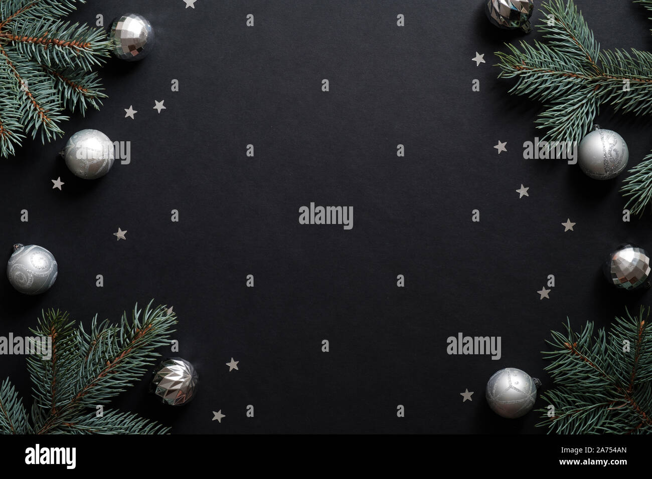 Schwarze Weihnachten banner Mockup mit Fir Tree Branches, silber Kugeln, Konfetti. Weihnachten Rahmen, Grußkartenvorlage, Web Banner mockup. Flach, zu Stockfoto