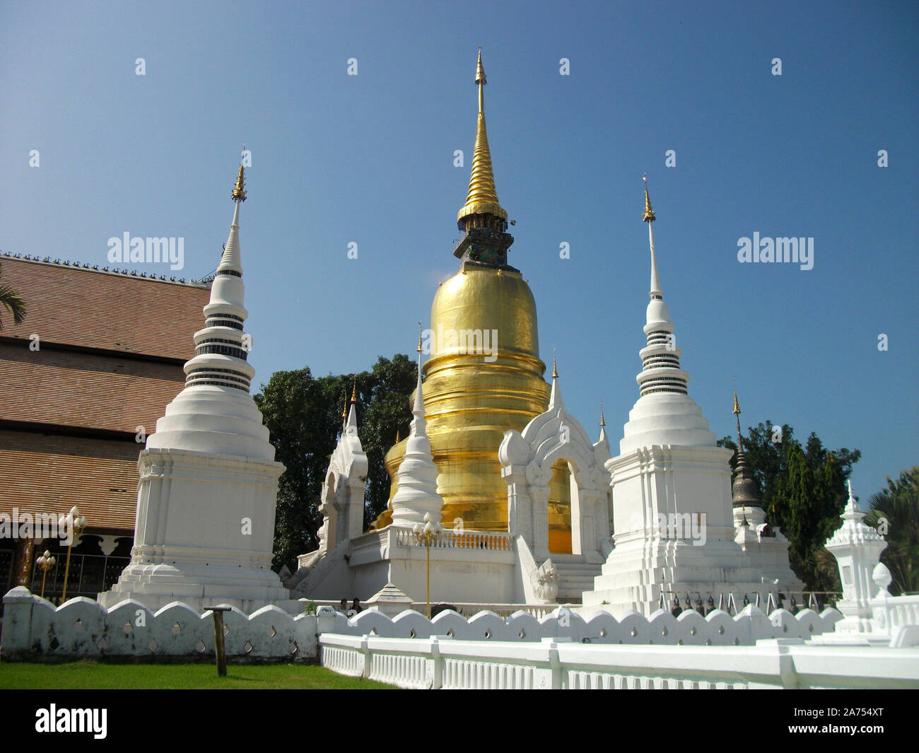 Weiße Pagode in Thailand Tempel. Thai Tempel Kunst und Architektur ist die Kunst und die Architektur der buddhistische Tempel in Thailand. Stockfoto