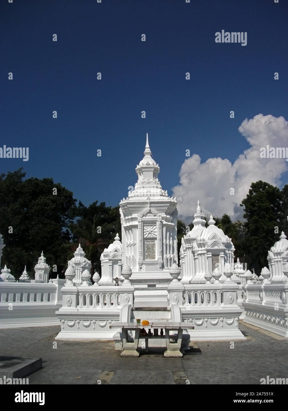 Weiße Pagode in Thailand Tempel. Thai Tempel Kunst und Architektur ist die Kunst und die Architektur der buddhistische Tempel in Thailand. Stockfoto