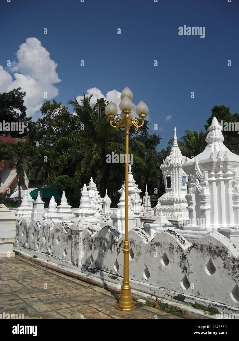 Weiße Pagode in Thailand Tempel. Thai Tempel Kunst und Architektur ist die Kunst und die Architektur der buddhistische Tempel in Thailand. Stockfoto