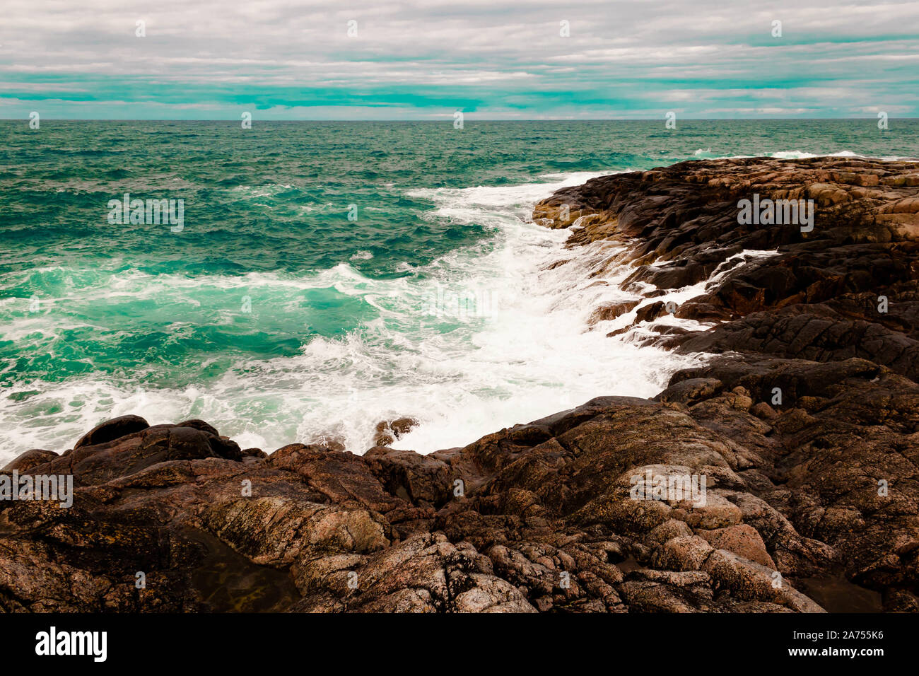 Schönen Sommertag Landschaft Wellen, Schaum und Gischt Barentssee Teriberka anzeigen. Nordsee Konzept Stockfoto