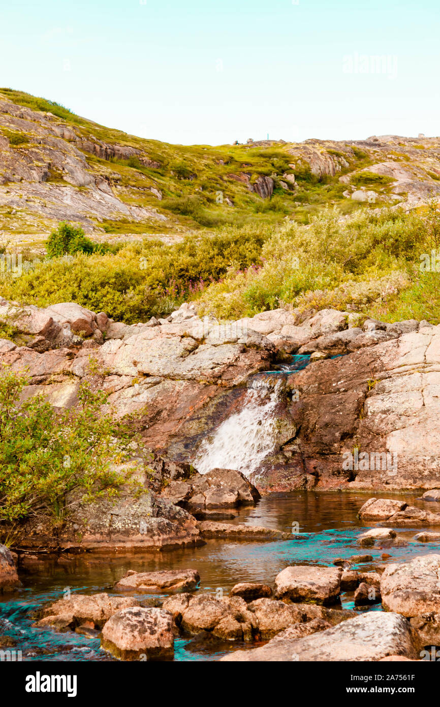 Schönen Sommertag landschaft wasserfall Norden Teriberka, Barentssee anzeigen Stockfoto