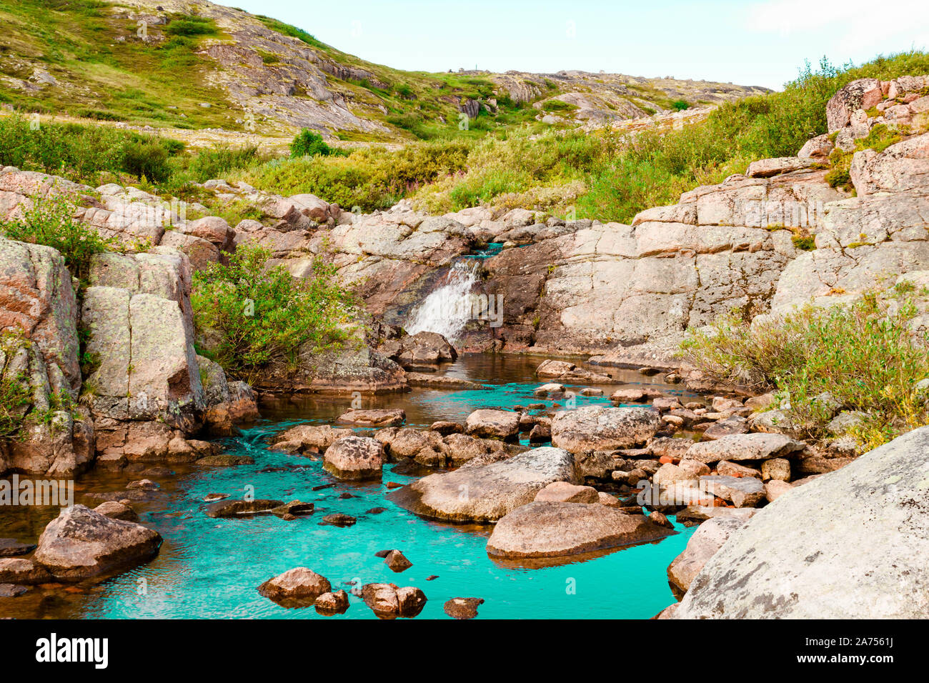 Schönen Sommertag landschaft wasserfall Norden Teriberka, Barentssee anzeigen Stockfoto