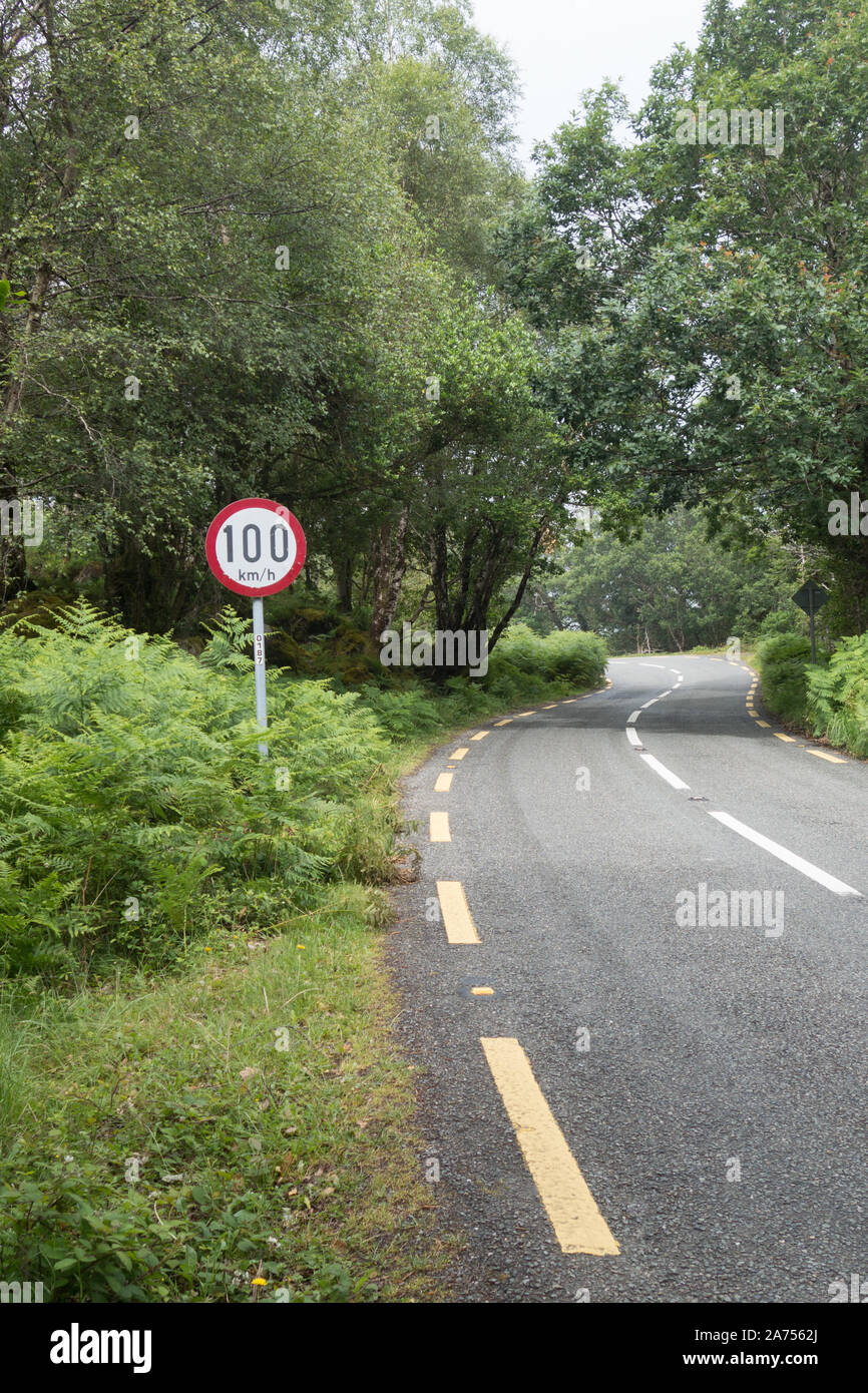 100 km und Stunde Höchstgeschwindigkeit auf eine irische Country Road Green Lane mit einer gefährlichen Kurve Stockfoto