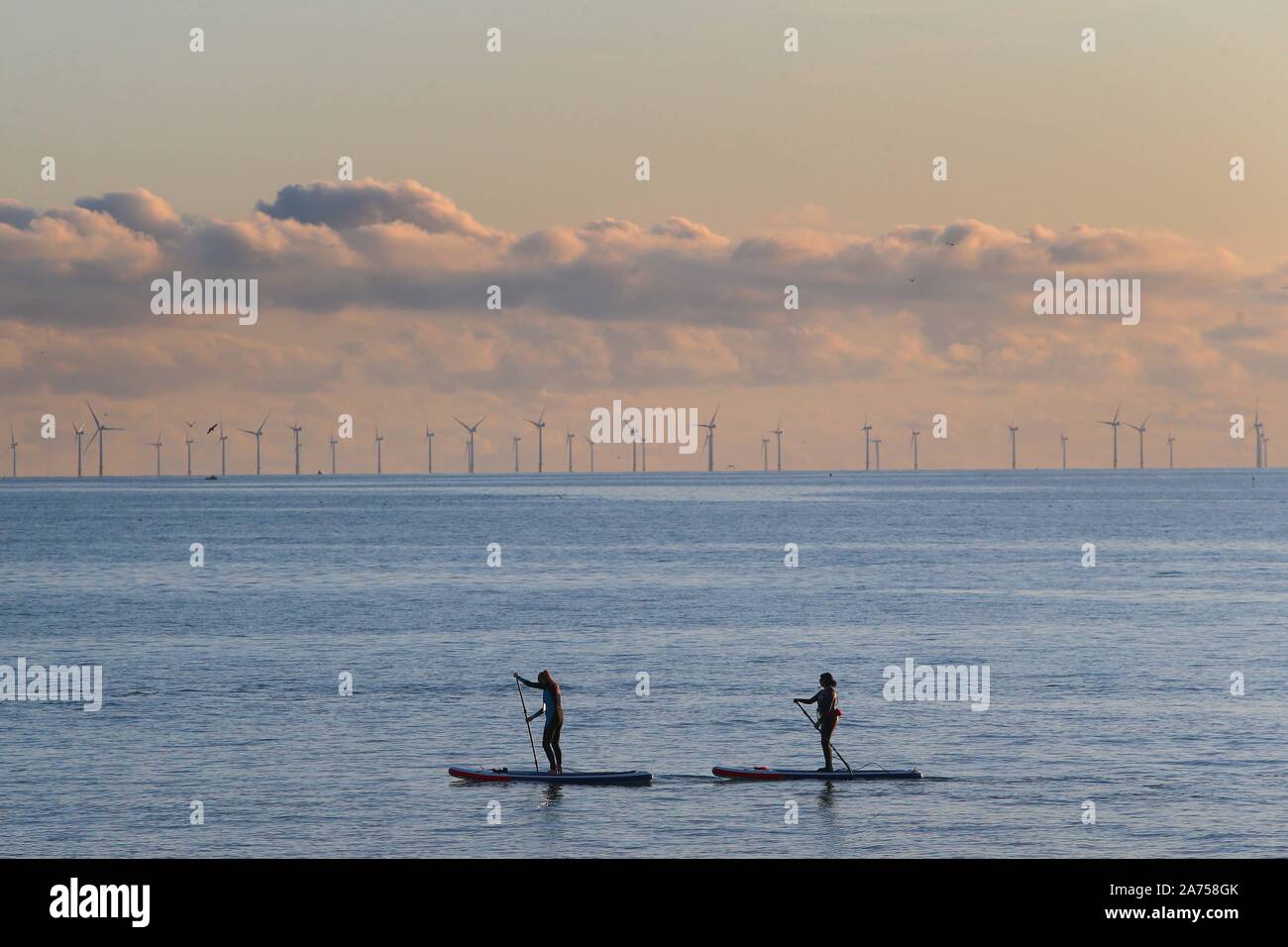 So steigen die Temperaturen im Inneren der Westminster heute Abend als die Brexit Abstimmung hots up, in Brighton ist es gekühlt wie die Einheimischen den Altweibersommer genießen Stockfoto