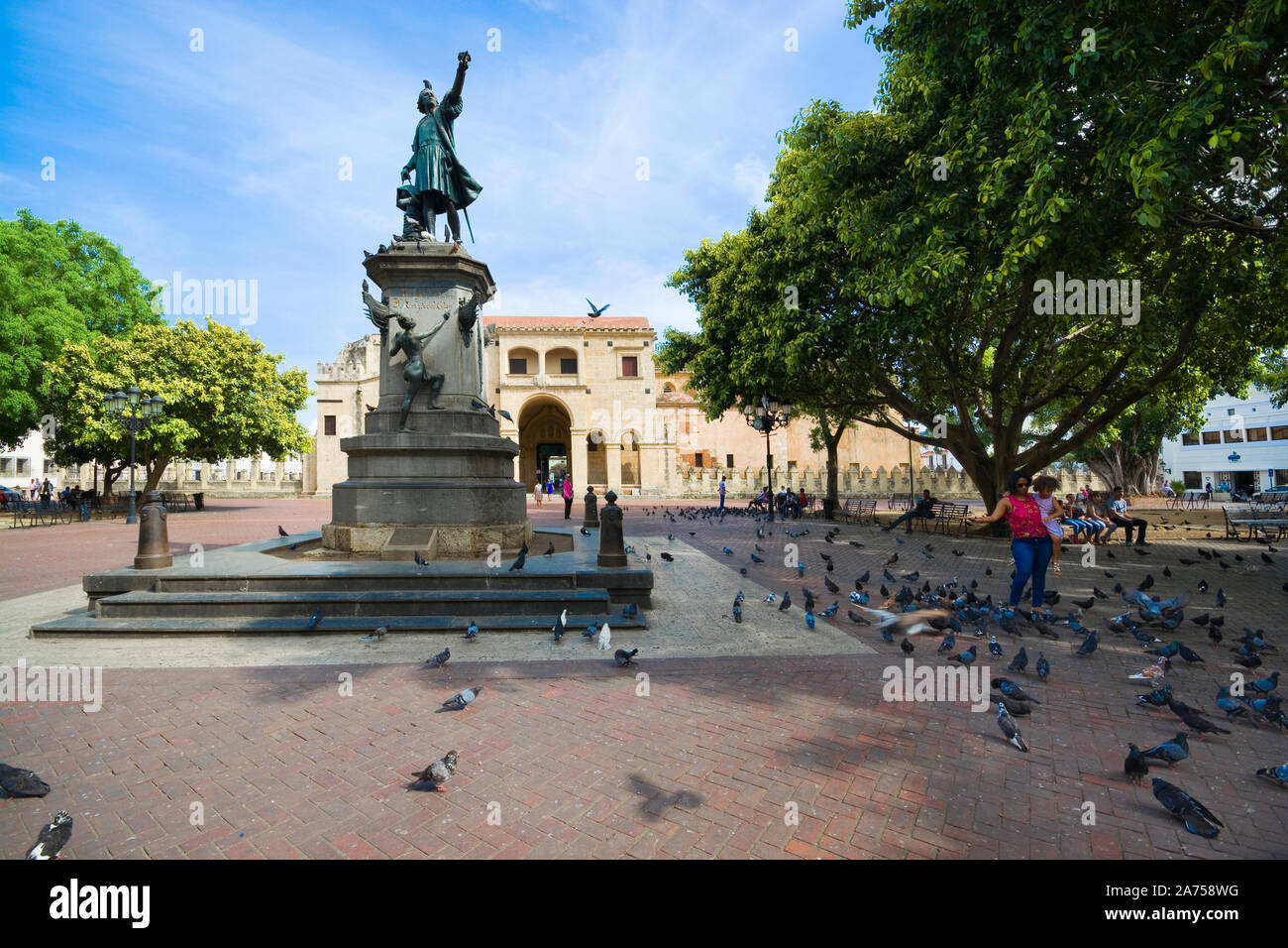 SANTO DOMINGO, DOMINIKANISCHE REPUBLIK - 26. JUNI 2019: Statue von Columbus in Parque Colon - Hauptplatz der historischen Viertel der Stadt, in der Nähe der ältesten c Stockfoto