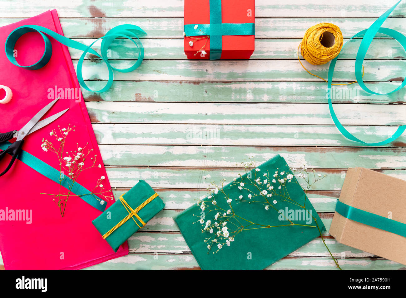 Geschenke auf einem rustikalen Tisch mit einem leeren copyspace Stockfoto