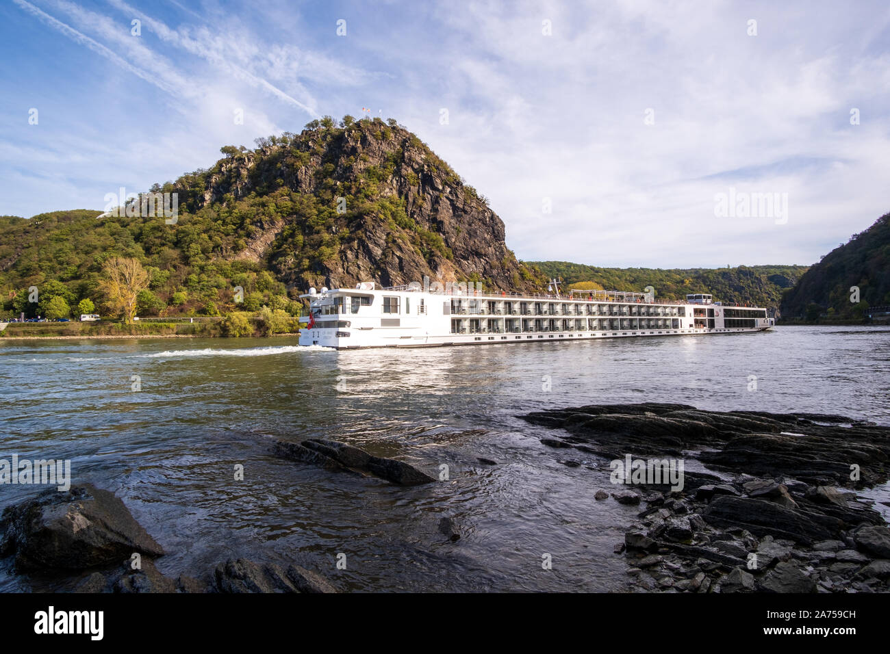 Touristenboot Durchgänge Felsen der Loreley, Rhein, Deutschland Stockfoto