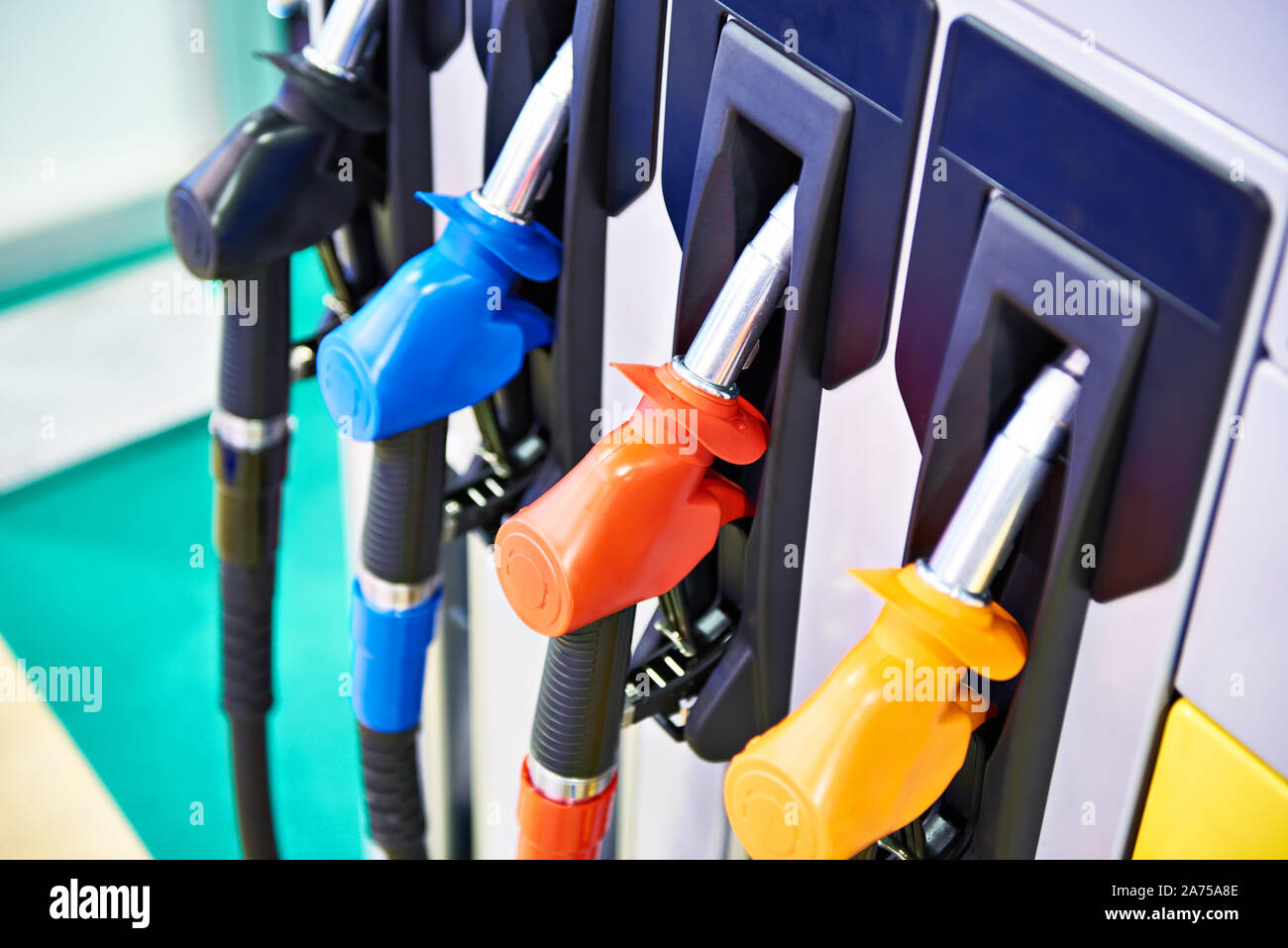 Die Düsen auf Tankstelle closeup Stockfoto