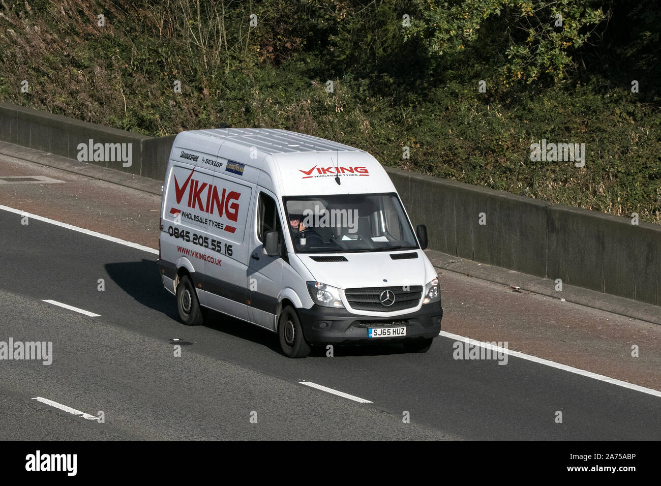 Viking reifen Lieferung Mercedes Sprinter Fahrt auf der Autobahn M6 in der Nähe von Preston in Lancashire, Großbritannien Stockfoto