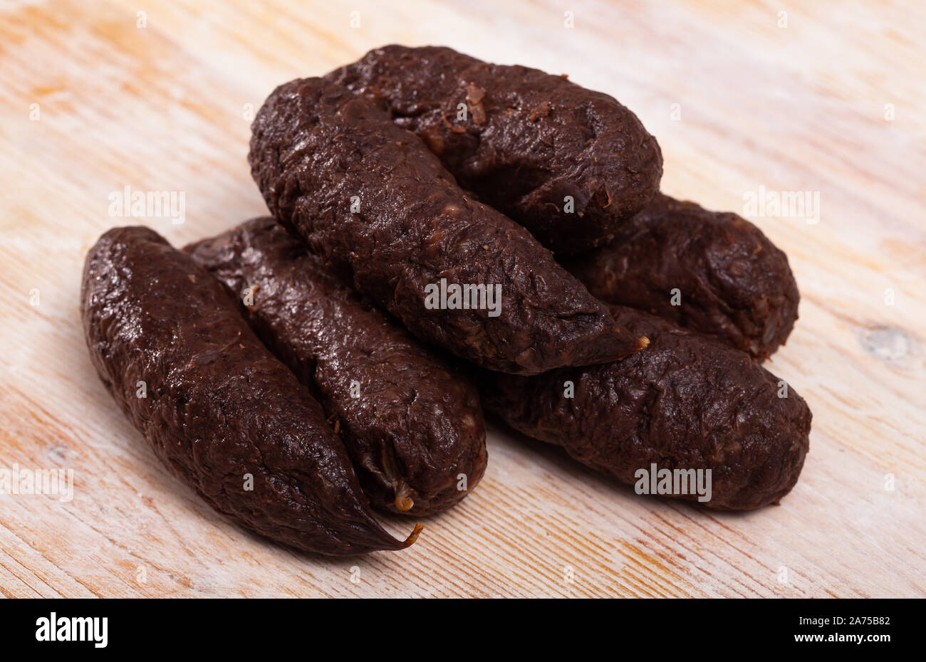 Traditionelle spanische Darm-förmige Blutwurst morcilla auf Holz- Oberfläche Stockfoto