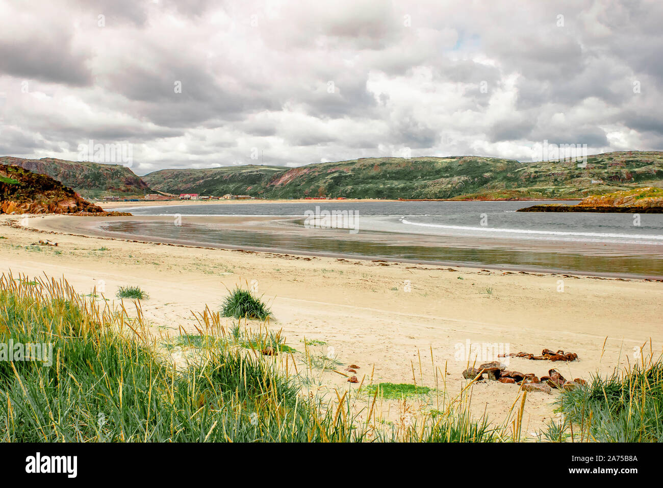 TERIBERKA, Russland 07 AUGUST 2018: schöner Sommertag Landschaft nördlich der Halbinsel Kola natürliche backgrounf anzeigen. Barentssee. Norden Konzept Stockfoto