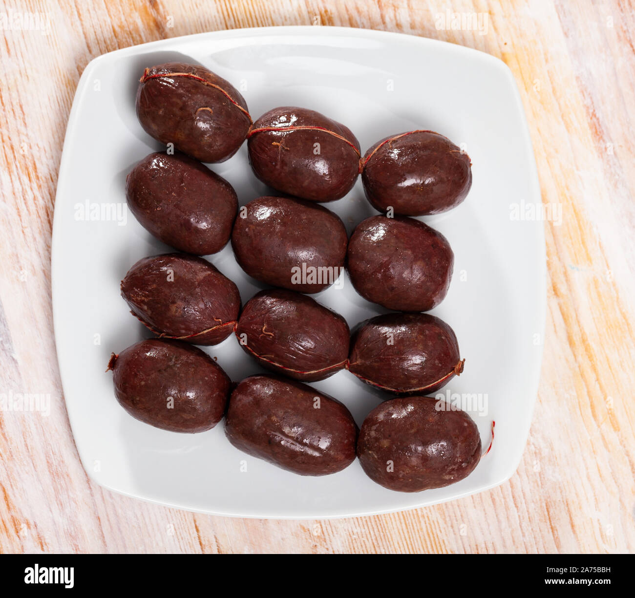 Im spanischen Stil raw morcilla (Blutwurst mit Reis) auf die weiße Platte Stockfoto