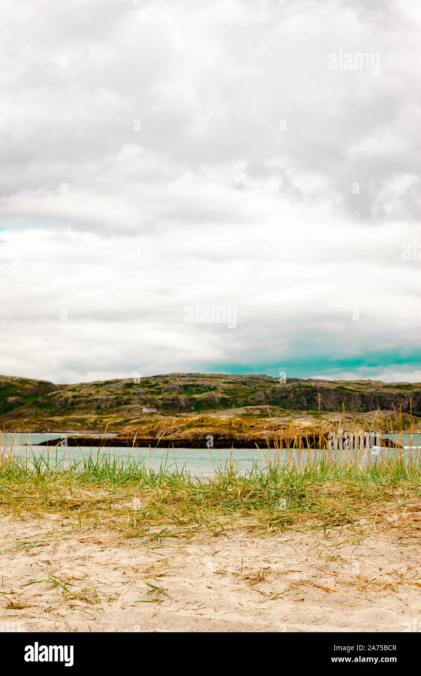 TERIBERKA, Russland 07 AUGUST 2018: schöner Sommertag Landschaft nördlich der Halbinsel Kola natürliche backgrounf anzeigen. Barentssee. Norden Konzept Stockfoto