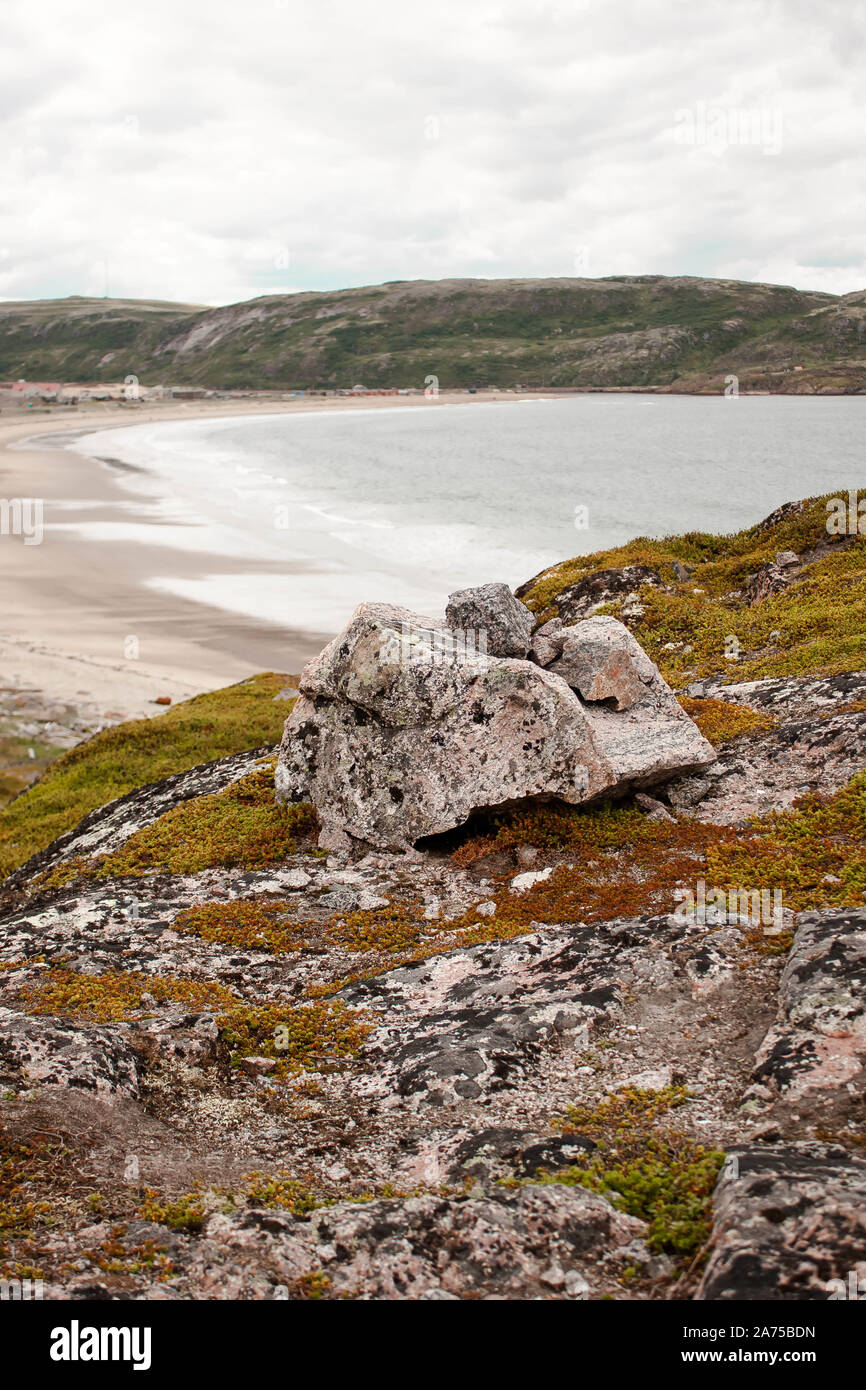 TERIBERKA, Russland 07 AUGUST 2018: schöner Sommertag Landschaft nördlich der Halbinsel Kola natürliche backgrounf anzeigen. Barentssee. Norden Konzept Stockfoto