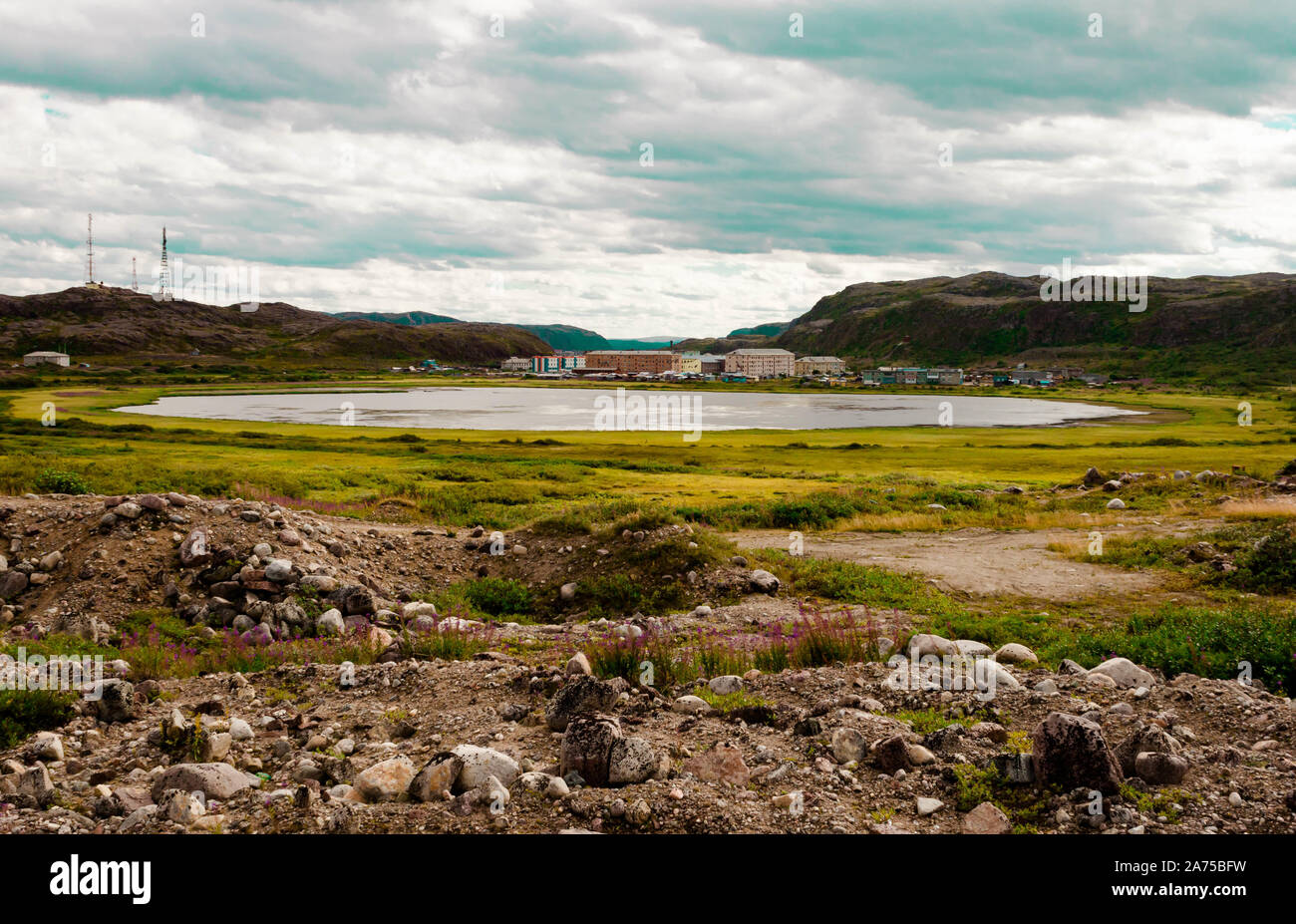 TERIBERKA, Russland 07 AUGUST 2018: schöner Sommertag See Landschaft nördlich der Halbinsel Kola natürliche backgrounf anzeigen. Norden Konzept Stockfoto