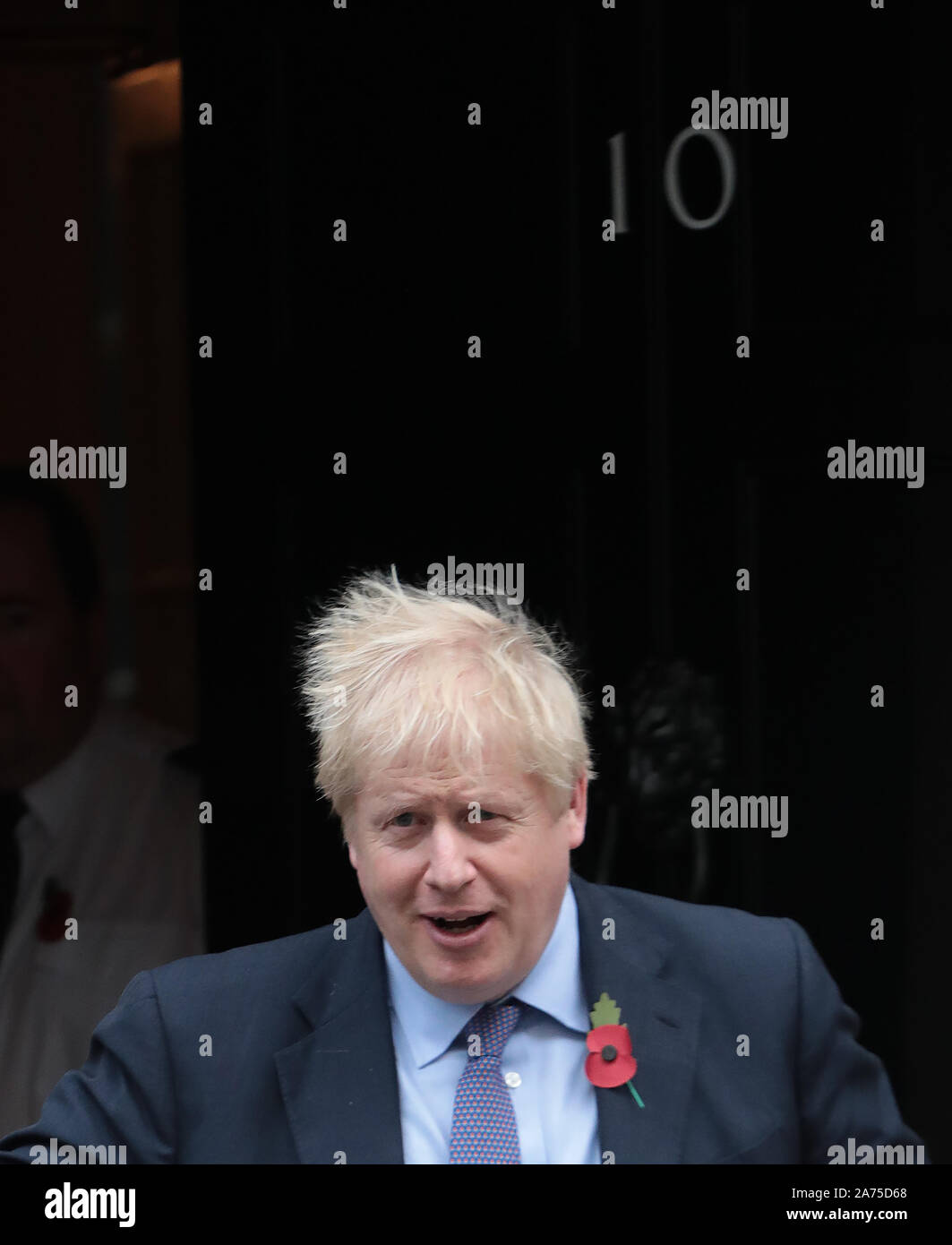 London, Großbritannien. 30 Okt, 2019. Der britische Premierminister Boris Johnson Blätter Nr. 10 Downing St für die Fragen seines letzten Premierminister an das Parlament, bevor er das Land in eine allgemeine Wahl in London am Mittwoch, 30. Oktober 2019. Foto von Hugo Philpott/UPI Quelle: UPI/Alamy leben Nachrichten Stockfoto