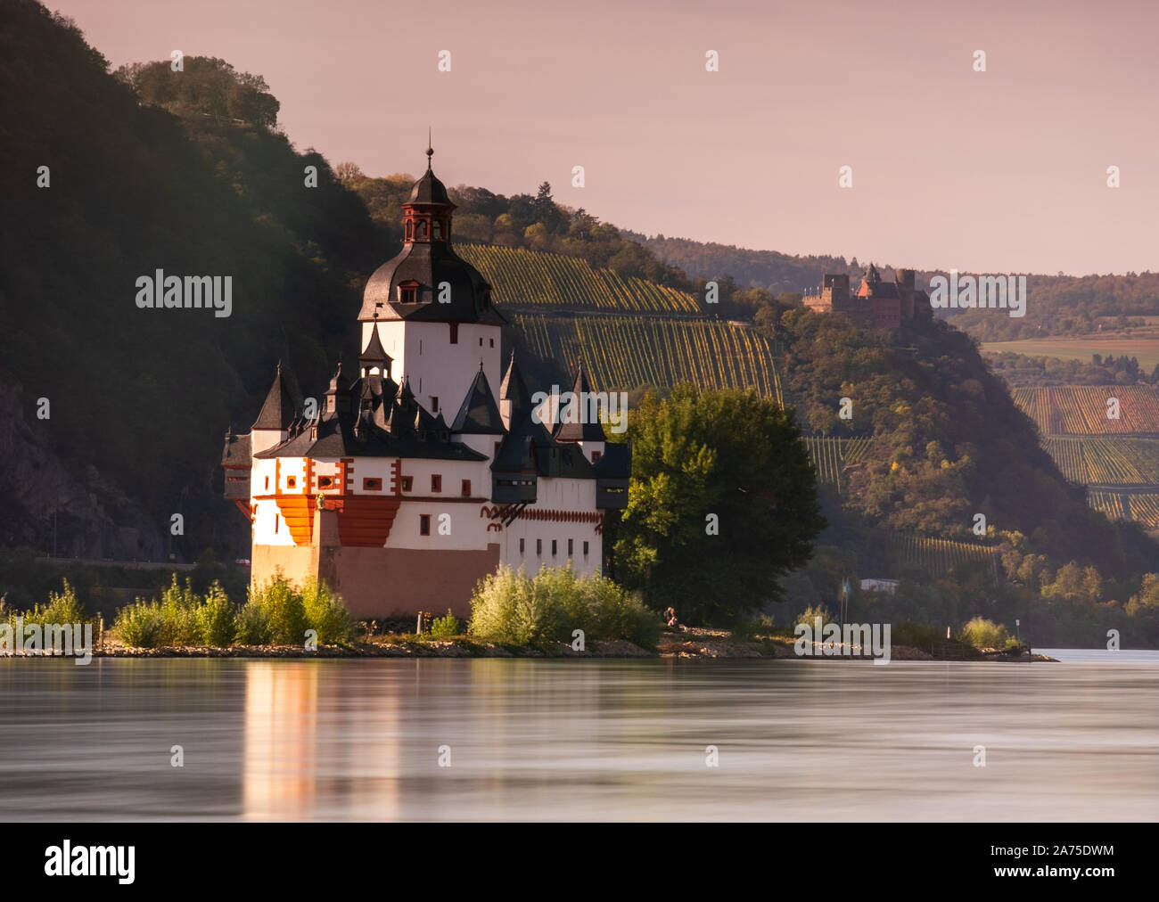 Burg Pfalzgrafenstein mit Burg Schönburg im Hintergrund, Rhein, Deutschland Stockfoto